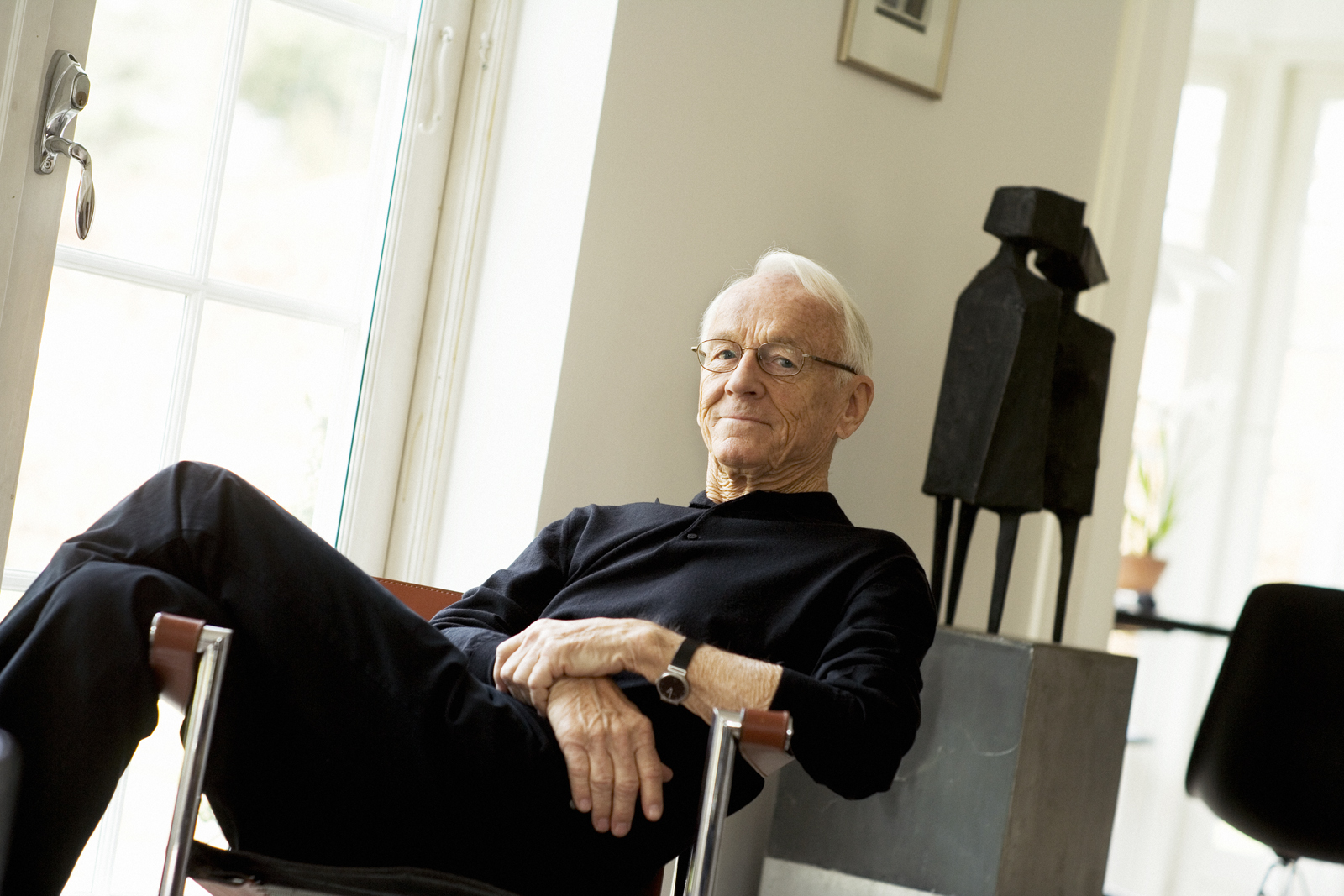 Bent Fabricius-Bjerre siddende ved vindue